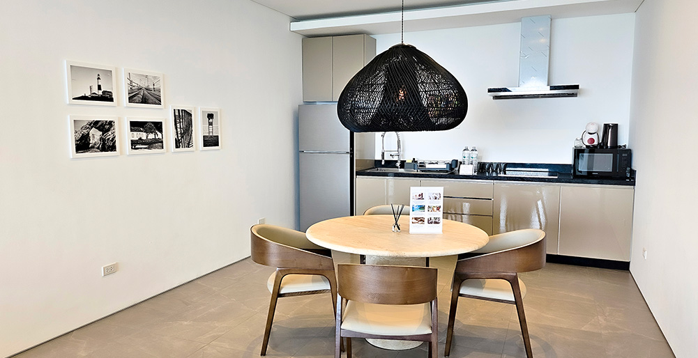 Golden Lotus - The Tranquil Villa - Level 2 kitchen and dining area 2